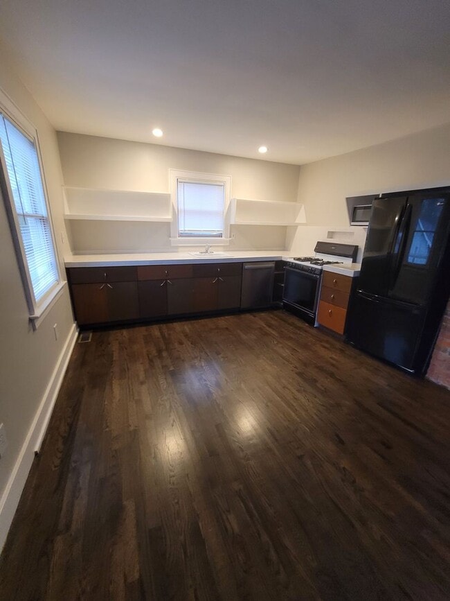 Building Photo - S305-2