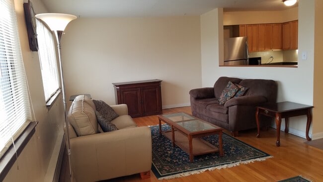 Foto del edificio - 737 Ridge Ave