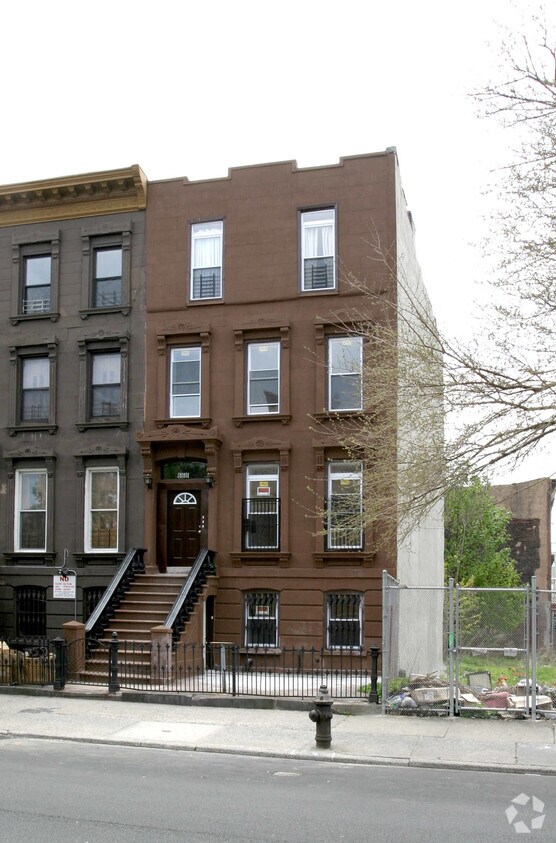 Foto principal - 668 Greene Ave