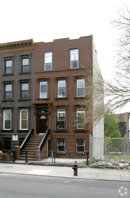 Primary Photo - 668 Greene Ave