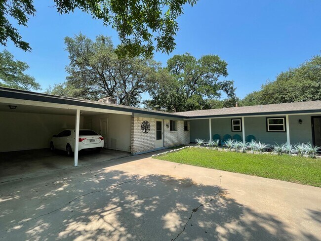 Building Photo - Beaver Trail (914)