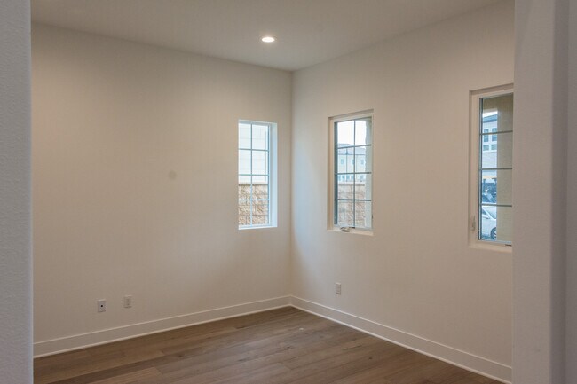 Foto del edificio - 20707 Bluebird Ct
