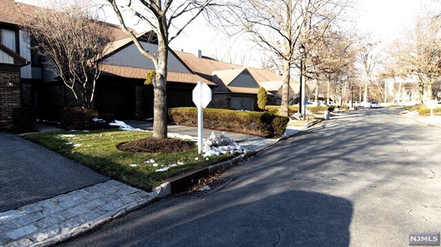 Building Photo - 20 Meadowview Ct