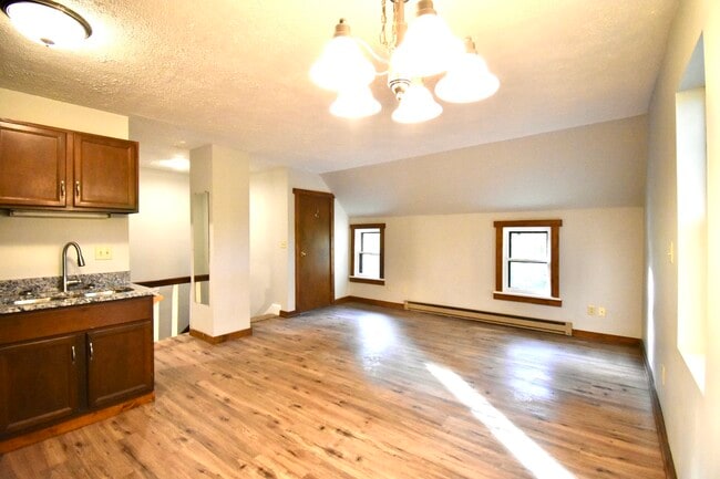 Building Photo - 616 Perrin Ave