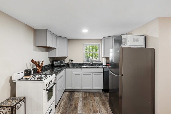 Building Photo - 1301 W Nelson St