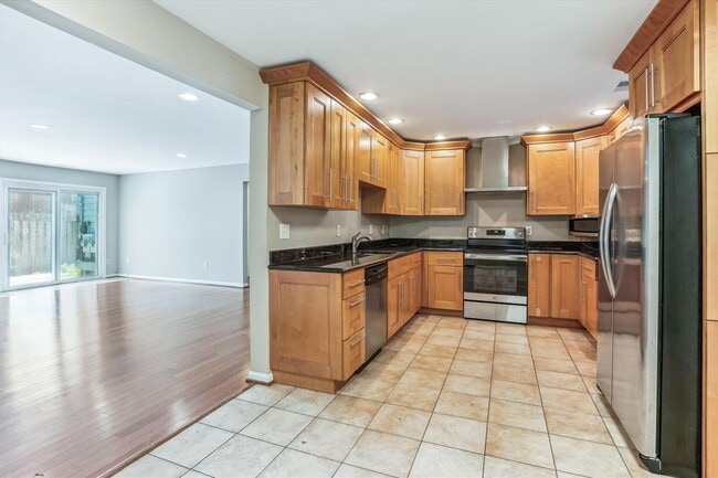 Building Photo - Lovely 2br/1bth ground level condo, close ...