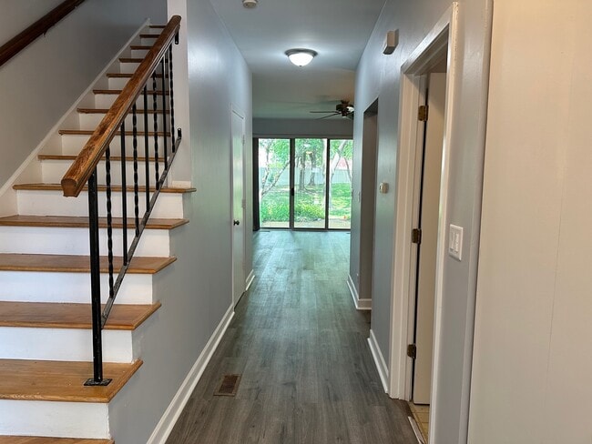 Building Photo - 1122 Regency Dr