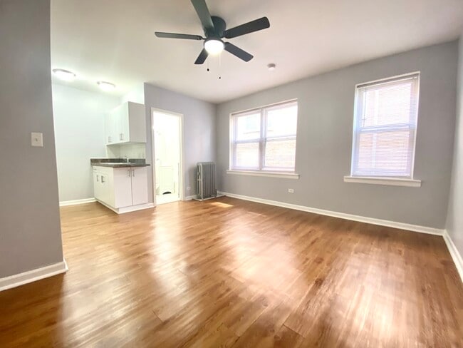 Building Photo - 4241 N Kenmore Ave