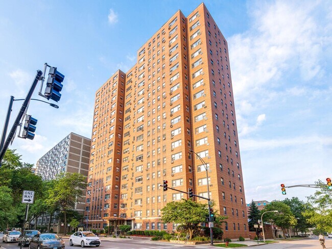Building Photo - 2909 N Sheridan Rd