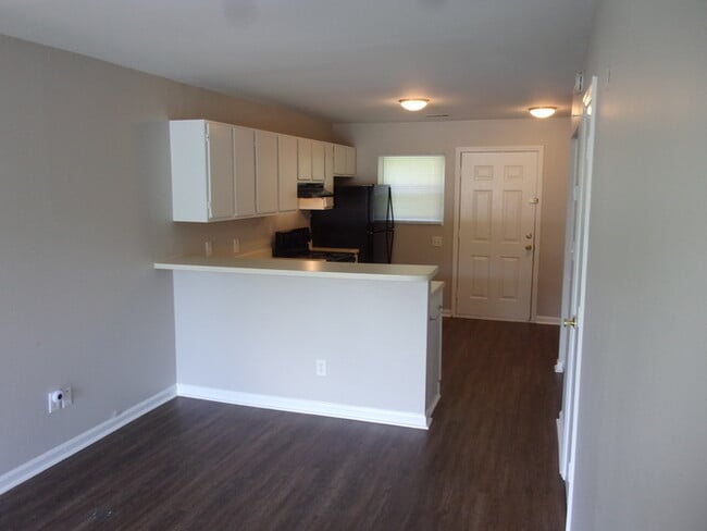 Building Photo - 2 Bedroom 1 1/2 Bath Townhome - Recently Updated and Freshly Painted