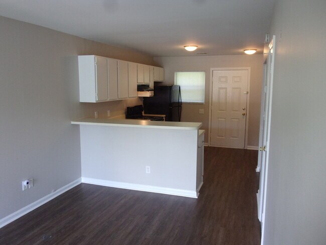 Foto del edificio - 2 Bedroom 1 1/2 Bath Townhome - Recently Updated and Freshly Painted
