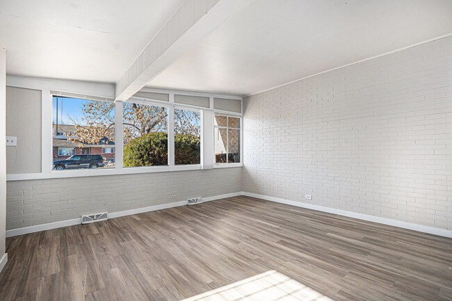 Building Photo - Newly Renovated 2Bed/1Bath Duplex in Park ...