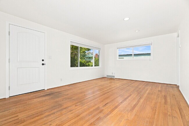 Foto del edificio - Beautiful Magnolia Home with Updated Kitchen, Spacious Yard & Flexible Living Space!- Available N...