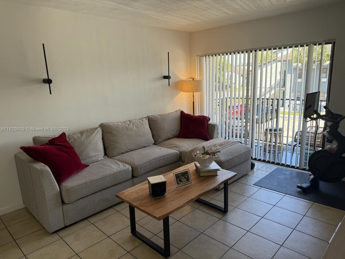 Foto principal - 7180 NW 179th St