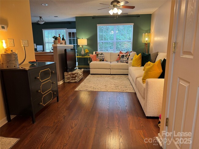Foto del edificio - 8763 Robinson Forest Dr