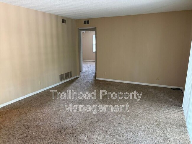 Foto del edificio - 5801 Woodson Dr