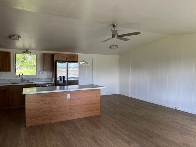 Building Photo - 3BD/2BA with extra living space new Kitche...