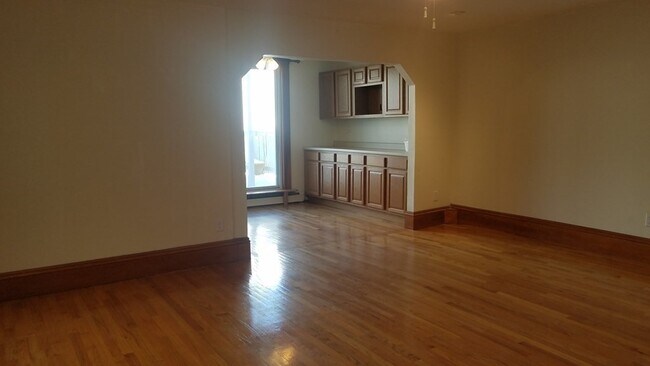 Building Photo - 534 E 7th St