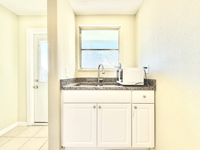 Building Photo - 3405 Palm Dr