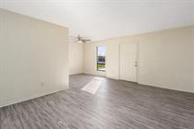 Building Photo - 2392 Belcher Dr