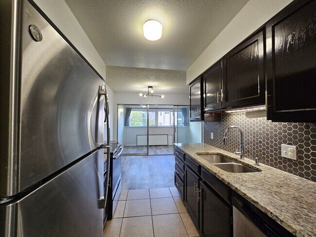 Foto del edificio - Beautifully Renovated Condo - Hampden & Ch...
