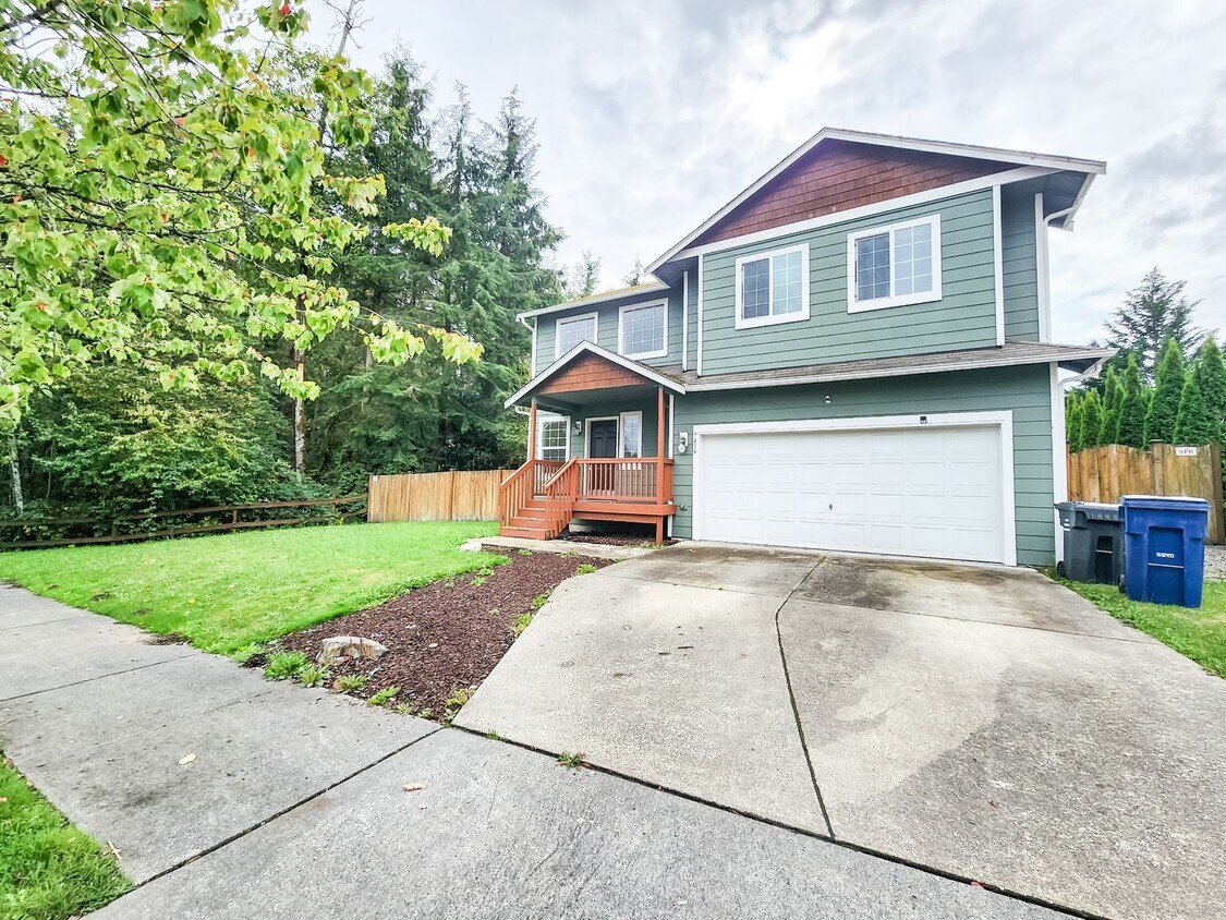 Primary Photo - 3 Bedroom Home - Large Yard