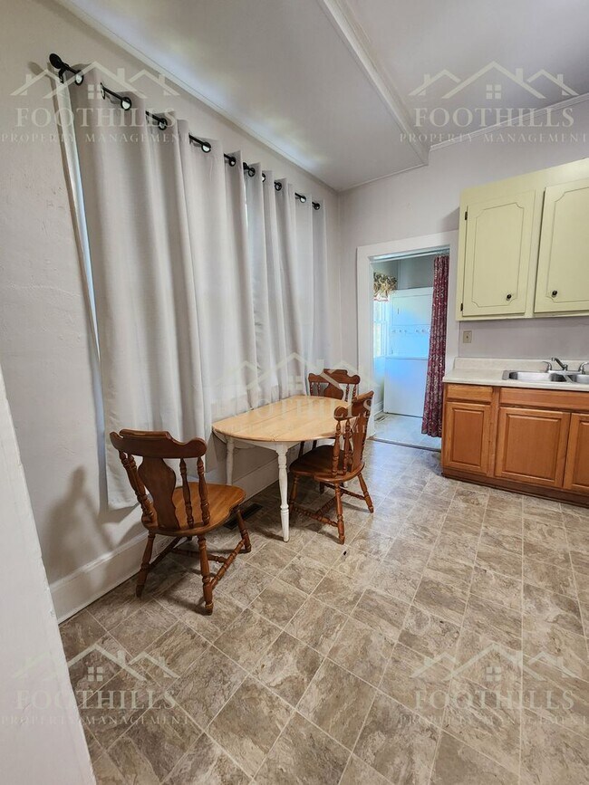 Foto del edificio - Charming 2 Bed, 1 Bath Home with Spacious ...