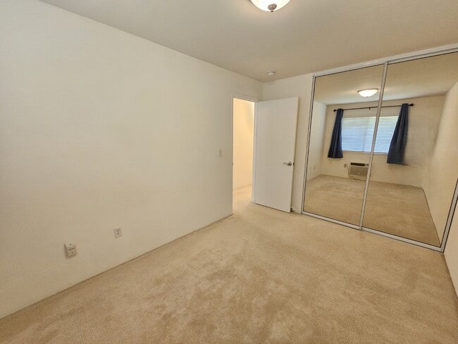 Building Photo - 2 Bed 1 Bath Condo 2 Parking ( Tandem parking right in front )