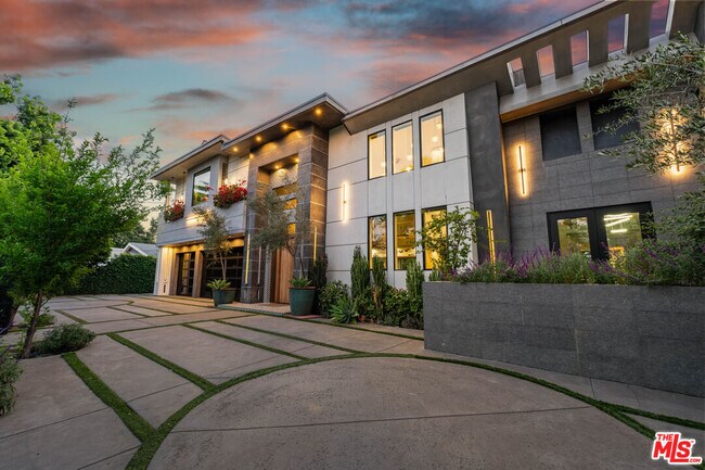 Foto del edificio - 5415 Amestoy Ave
