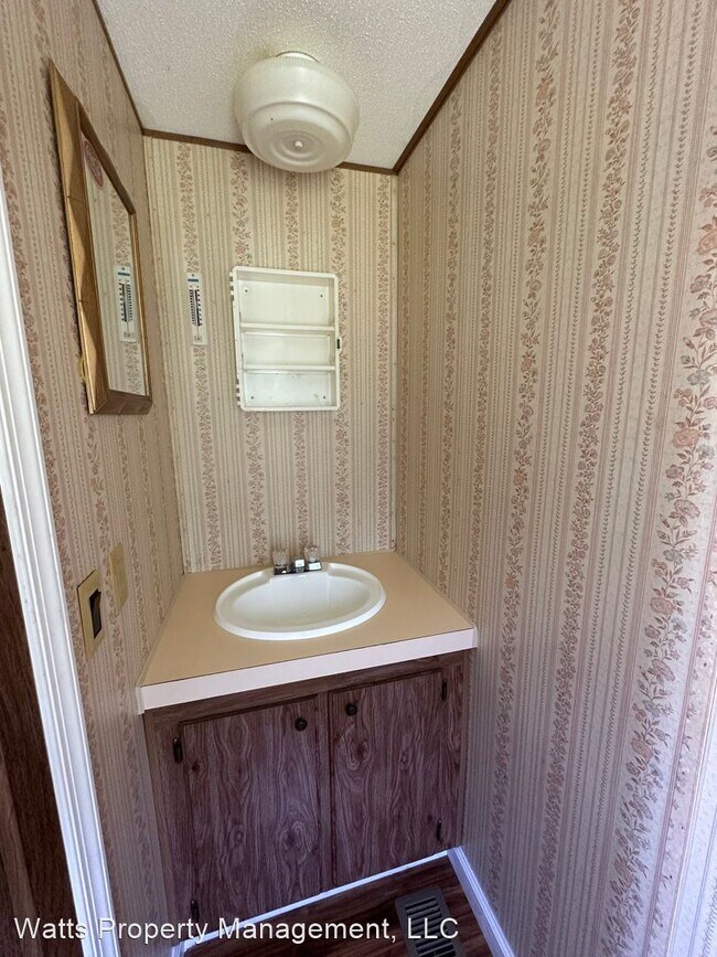 Building Photo - 2 br, 1.5 bath House - 2008 Country Club R...