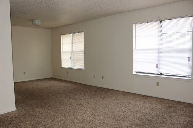 Building Photo - 407 Summer Ct