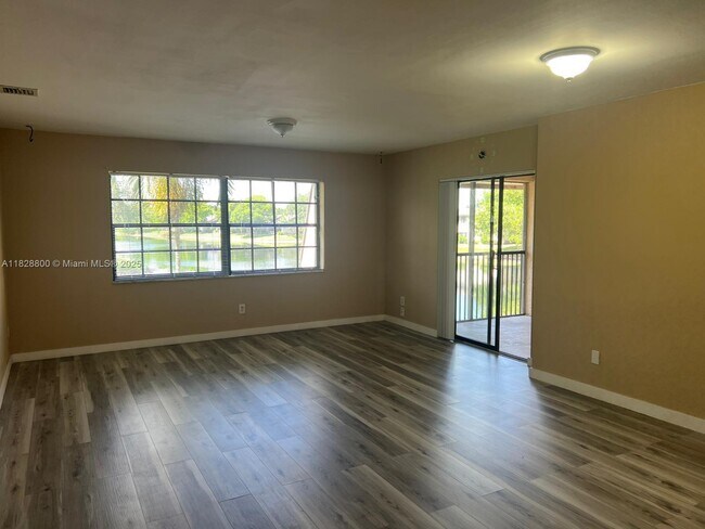Foto del edificio - 3655 NW 94th Ave