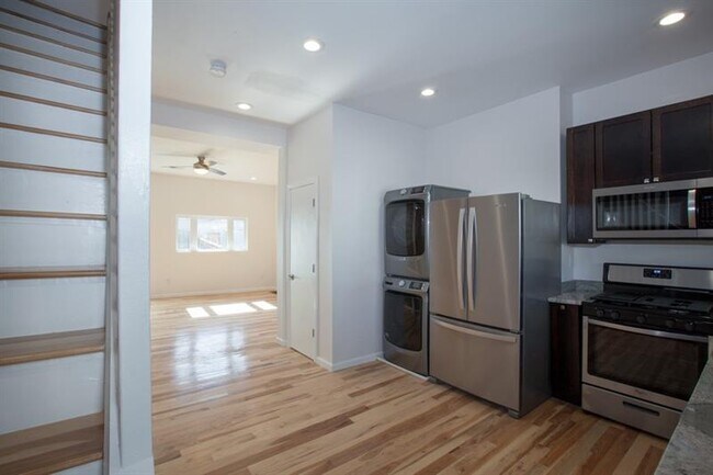 Building Photo - 431 Sapphire Way