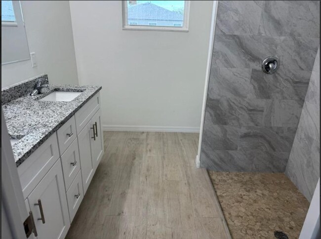 Building Photo - MUST SEE-BRAND NEW THREE BEDROOM, 2 BATH, ...