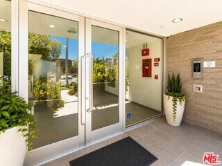 Foto del edificio - 7857 W Manchester Ave