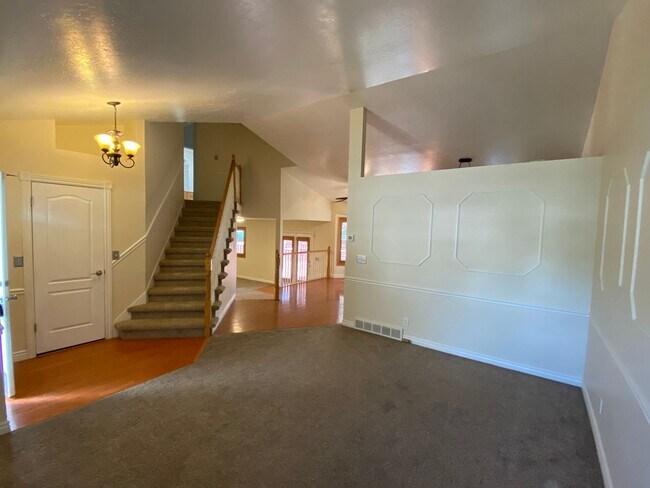 Building Photo - 4 Bed 2 1/2 Bath Home in Sandy