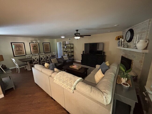 Foto del edificio - Stockdale Country Club 3 Bedroom Home with Paid Solar, Sunroom, RV Parking, and Ample Storage