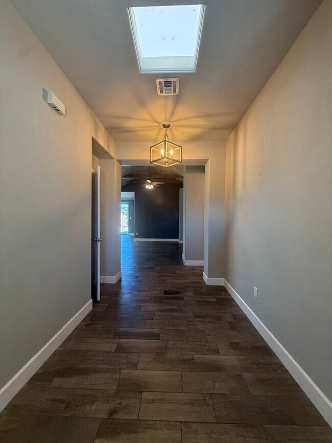 Building Photo - 841 Sky Ranch