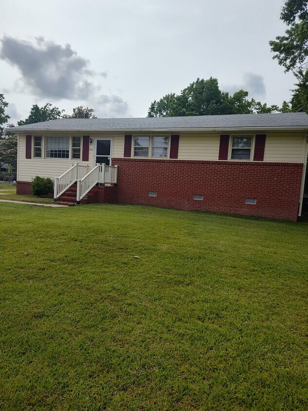 Building Photo - 306 Glancy St