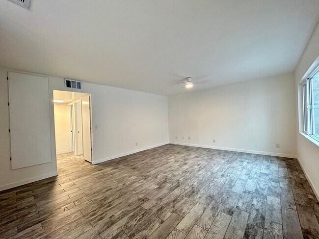 Foto del edificio - AVAILABLE NOW!! NEWLY REMODELED 2 Bedroom 2 Bathroom Apartment in Palm Springs!