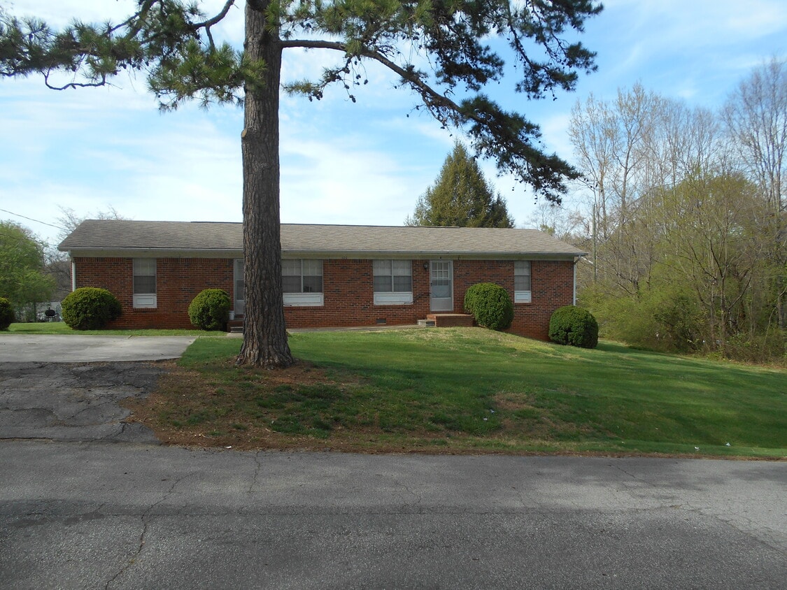 100 Locust Dr, Greer, SC 29651 Apartments in Greer, SC