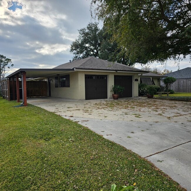 Building Photo - 106 E Garden Dr