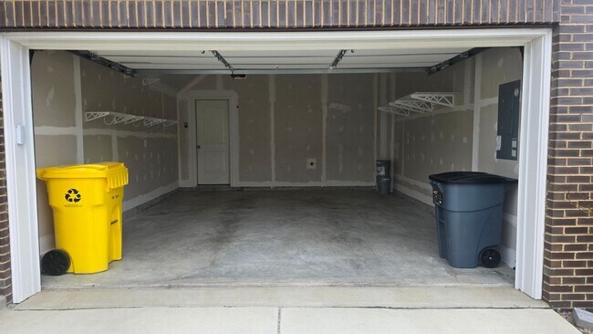 Building Photo - 1605 Aster Ln