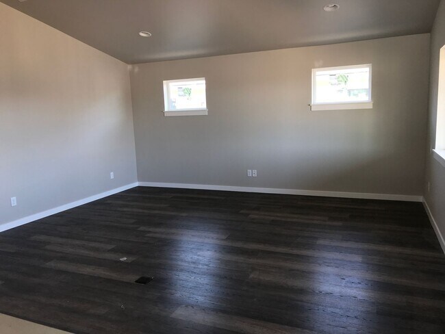 Foto del edificio - 3 bed/2 bath Craftsman Style Home, Private Development!!