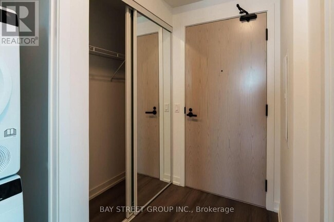 Building Photo - 28 Interchange Wy