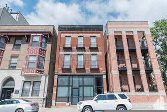 Building Photo - 2454 N Southport Ave