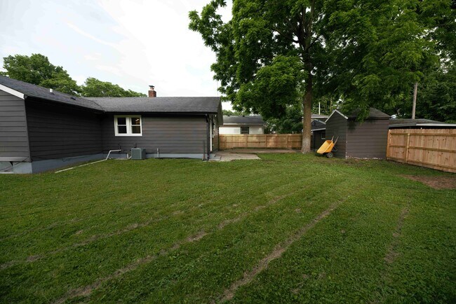 Building Photo - 319 Bernard Ave