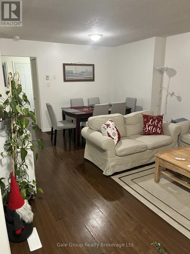 Photo du bâtiment - 374 Springbank Ave