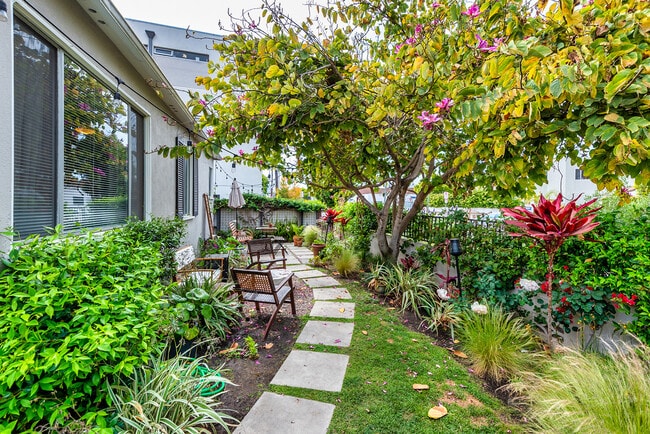 Building Photo - 2339 Abbot Kinney Blvd