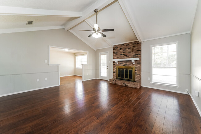 Building Photo - Three Bedroom Gem
